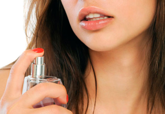mulher se perfumando O cheiro é uma característica que define a personalidade da pessoa.