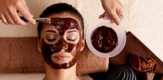 mulher fazendo tratamentos estéticos com chocolate
