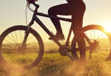 bicicleta no por do sol