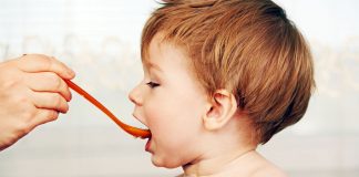 criança comendo com colher