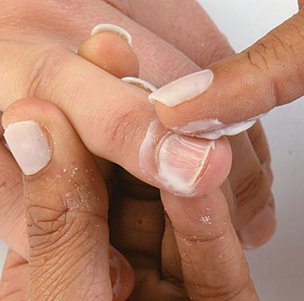 Aplique um creme ou uma loção nas unhas