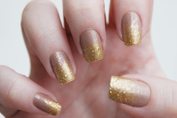 unhas douradas para noivas