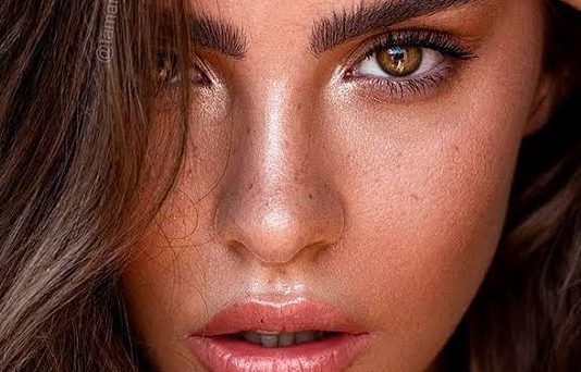 pele bronzeada com maquiagem