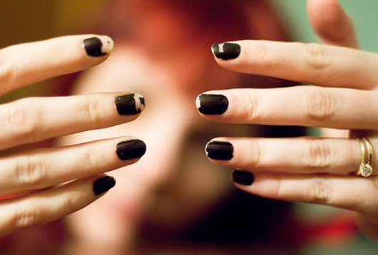 Como manter o esmalte escuro nas unhas por mais tempo