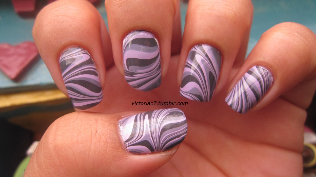 unhas marmorizadas listradas
