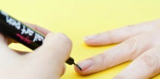 Usar caneta decorativa nas unhas