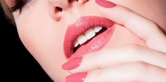 batom e esmalte da mesma cor