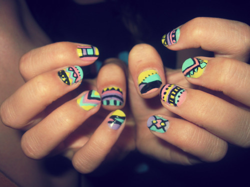 unhas com estilo étnico 