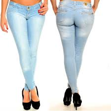 Calças jeans que levantam o Bumbum