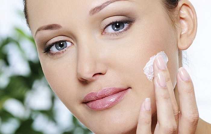 aplicar cremes faciais