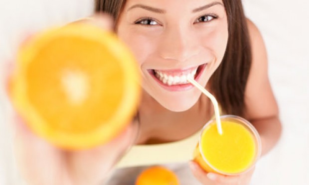 mulher bebendo suco de laranja