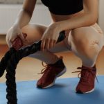 Circuito funcional: Por que investir nessa atividade? mulher fazendo exercício com cordas