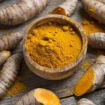 Você precisa comer MAIS: os 9 poderosos alimentos que combatem a inflamação cúrcuma