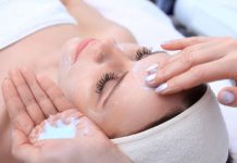 Como eliminar espinhas e cravos de vez! mulher hidratando a pele