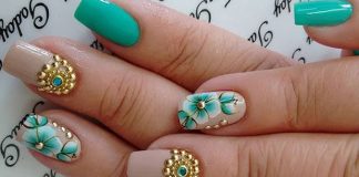 Unhas decoradas com adesivos