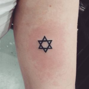 Tatuagem feminina: estrela de davi