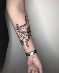 Tatuagem feminina: serpente