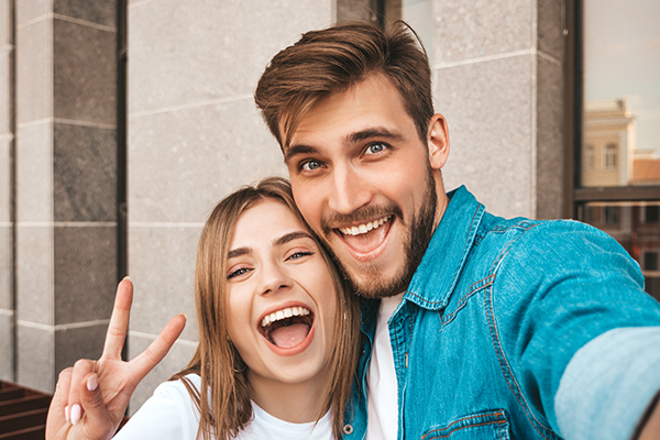 casal tirando uma foto